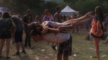 Kiev, Ukrayna - 9 Ağustos 2015: Holi renkli kutlama Festivali. Büyüleyici jimnastikçi ilginç hileler Holi festivalde gösterilen ortağı ile poz
