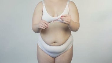 Obez kadın iç çamaşırı insülin şırınga kamera, şeker hastalığı nedeniyle daha önce gösterilen