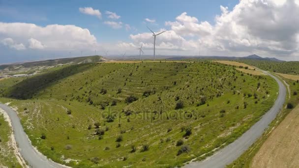 Grandes molinos de viento que proporcionan energía a ciudades enteras, copiando con cortes de energía — Vídeo de stock