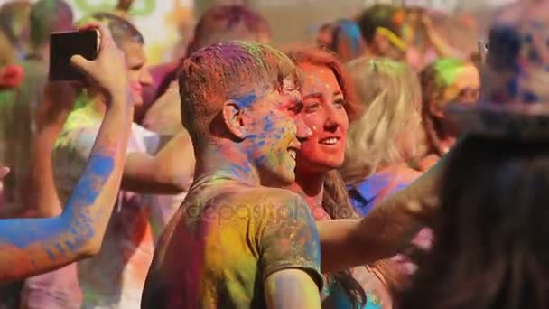 Київ - 9 серпня 2015: Святкування холі колір фестивалю. Збуджений молодих людей, відпочиваючи, весело і беручи selfie разом в холі fest — стокове відео