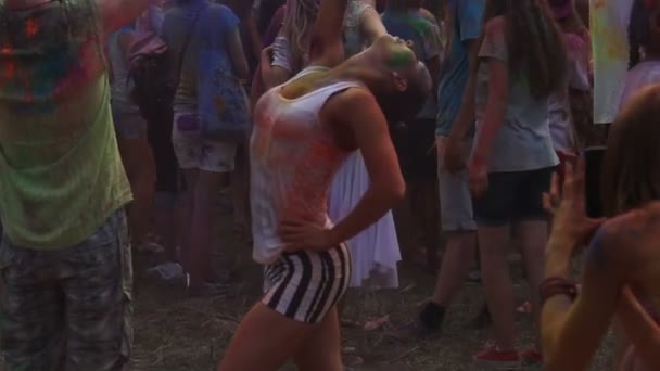 KIEV, UCRÂNIA - 9 de agosto de 2015: Celebração do festival Holi Color. Ginasta atraente coberto com pó colorido mostrando truques na multidão — Vídeo de Stock