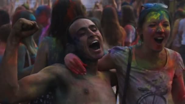 Kiev, Ukraina - 9 augusti 2015: Firande av Holi färg festival. Glada grupp vänner jublar, poserar för kameran, multietniskt vänskap — Stockvideo