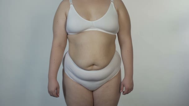 Túlsúlyos nő visel undies jelentő kamera, és megfordult, elhízás — Stock videók