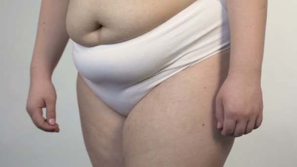 Caderas de mujer con sobrepeso, hembra regordeta posando ante la cámara, obesidad, salud — Vídeos de Stock