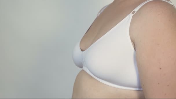 Femme dodue posant pour la caméra, gros plan du sein de la femme, problèmes de santé — Video