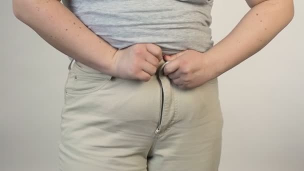 Mulher obesa entrando em calças, fêmea com gordura da barriga se vestindo, dieta — Vídeo de Stock