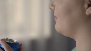 Kadının yüzüne, obez Bayan evde soda zevk, sağlıksız yaşam tarzı Close-Up