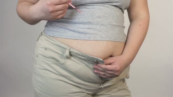Mujer de talla grande inyectándose insulina en el estómago, diabetes, problemas de salud — Vídeos de Stock