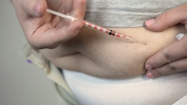 Mulher corpulenta injetando vacina no estômago, diabetes e cuidados de saúde — Vídeo de Stock