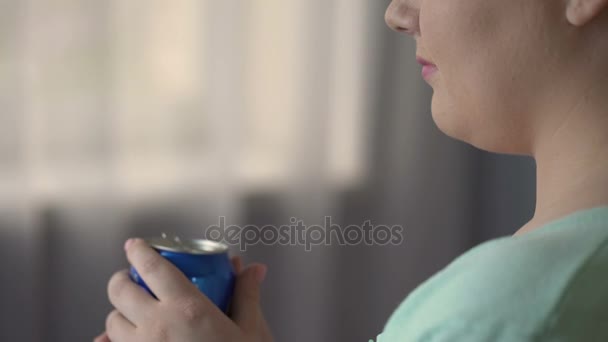 Опухшая женщина пьет газировку и наслаждается идеальным вкусом, избыточным весом, диабетом — стоковое видео