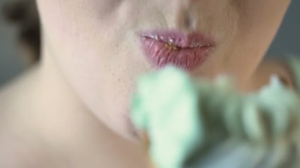 Pufók nő rágás krémes torta béke, és élvezi az ízét, elhízás oka — Stock videók