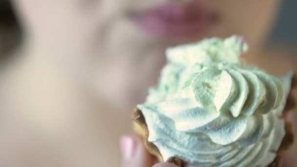 Primer plano de chica regordeta comiendo postre con apetito, comida malsana y obesidad — Vídeos de Stock