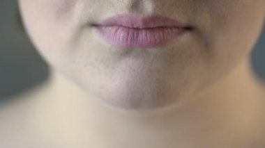 Kilolu kadın gülümseyerek kamera, kendine güven, duygular için yakın çekim