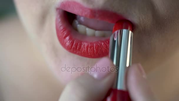 Mujer regordeta aplicando lápiz labial rojo ante la cámara, maquillaje y belleza, primer plano — Vídeo de stock