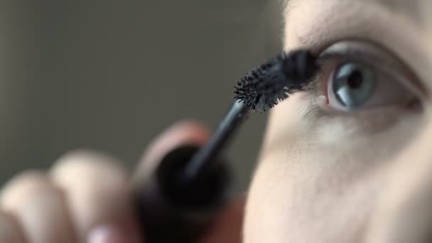 Plus size model putting on mascara and volumizing eyelashes, make-up and beauty — Stock Video