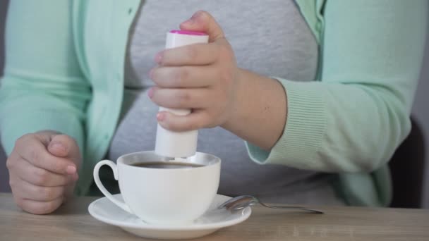 Zwaarlijvige dame ter vervanging van suiker op de zoetstof en de ingebruikneming van de thee, diabetes — Stockvideo