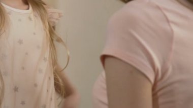 Küçük kızının annesi, aile değerleri, ilişkiler için bir hediye vermek yakın çekim