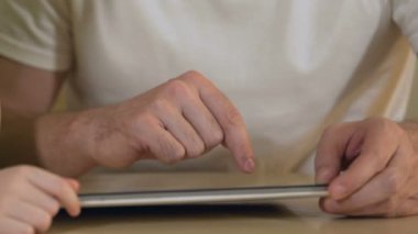 Baba ve kızı tablet, yeni eğitim uygulama arama aracı