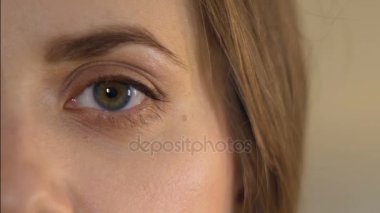 Close-Up kameraya, Bayan, kadın hakları, üzgün yüz arayan kadın