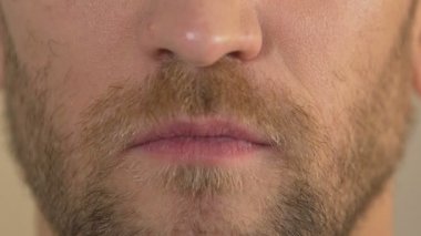 Adamın yüzü sırıtışları içine kamera, kibirli erkek, beden dili, yakın çekim