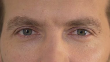 Duygusal adam kamera, erkek gülümseyen ve biriyle flört bakarak