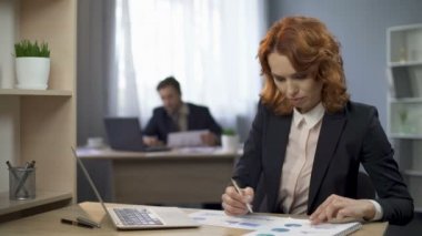 Resepsiyon, istatistiksel diyagramlarda işaretleme Bayan sonuçları, faaliyet raporu düşünürken