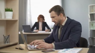 Ofis Masası, yanıtlama cep telefonu, müşteri desteği laptop yazmaya çalışan