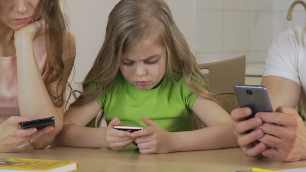 Зайнята мати, батько і дочка прокручують по телефону, відсутність зв'язку — стокове відео