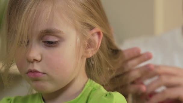 Padre peinando el pelo de su hija, niña triste y su padre, familia y cuidado — Vídeo de stock