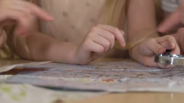 Feliz madre, padre e hija mirando mapa y planeando viaje, viaje — Vídeos de Stock