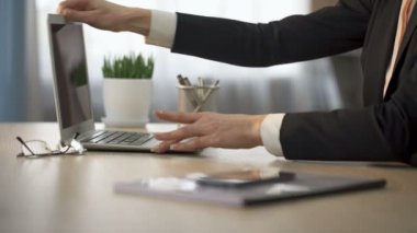 Banka yöneticisi yazarak bilgi üstünde laptop, istemci veritabanı yenileme, güncelleştirmek