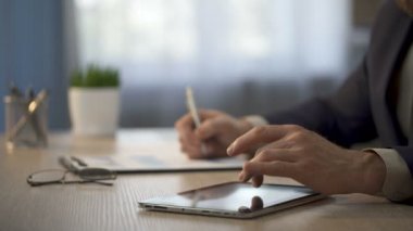 Çalışan verileri son verilerin sunumunu grafikler, tablet ve kağıt üzerinde karşılaştırma