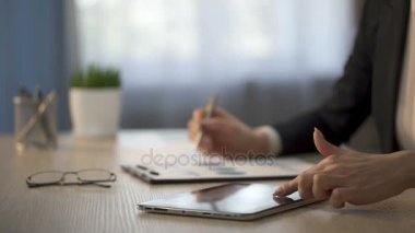 Tablet, istatistiksel raporu verilerle kontrol işkadını toplantı hazırlanıyor