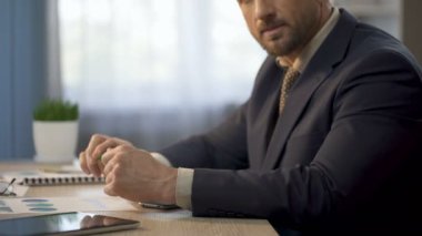 Ofis masa başında oturan çalışan kartı yeşil renk, sigorta planı gösteren