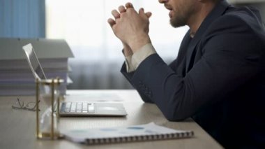 Ağrı, tablo, yorgunluk düşen kafa yüzüne ile ofis masa başında oturan adam