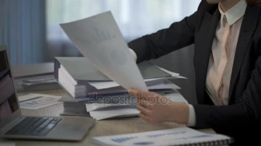 Kafa klasörleri yığının üstüne koyarak evrak ile aşırı kadın uzun çalışma saatleri