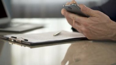 Erkek cep telefonu alma ve kaydırma ekran, bilgi kontrol, uygulama