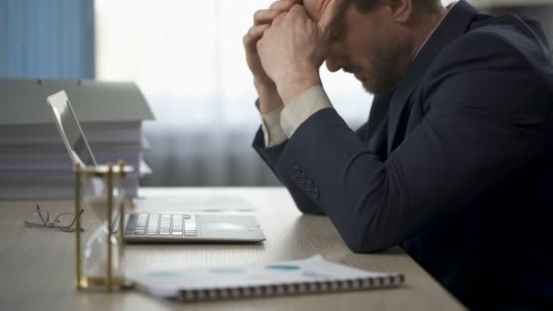 Company worker sitting at office desk, rubbing temples, tiredness, overtime work — Stock Video