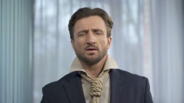 Ölüm ipe boyun, dayanılmaz yükü, yükümlülüklerini arınmış ayarlamak çalışan adam