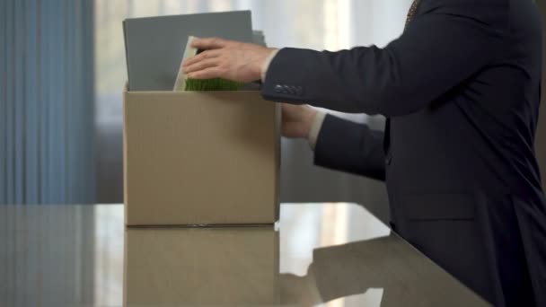 Mitarbeiter des Unternehmens packt aus, legt seine Sachen von der Box auf den Schreibtisch, neue Position — Stockvideo