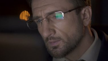 Erkek bilgisi, laptop, otururken dizüstü ekran Gözlükte yansıyan