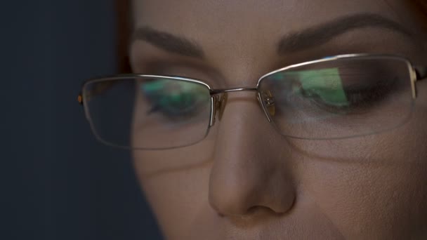 Feminino trabalhando no laptop, reflexão de tela em óculos, rosto ocupado close-up — Vídeo de Stock