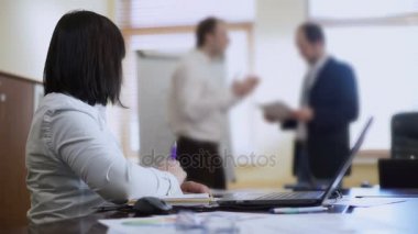 Proje üzerinde savunarak iş arkadaşlarınıza dinleme toplantısında, masada oturan kadın