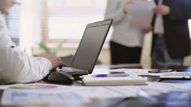 Laptop süre iki arkadaşları belgeler, office tartışırken notlar alarak çalışan