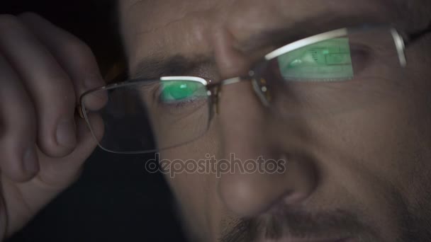 Pantalla de computadora portátil con archivos reflejados en gafas, detective trabajando por la noche — Vídeos de Stock