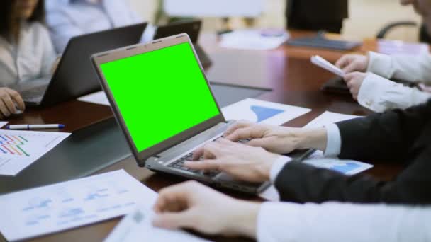 Zakenman die op laptop met groen scherm op zakelijke bijeenkomst, conferentie werkt — Stockvideo