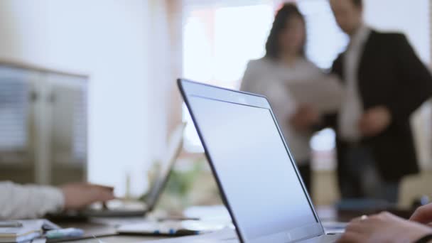 Mensen die werken op laptops in de vergadering, twee medewerkers kijken naar papieren, business — Stockvideo