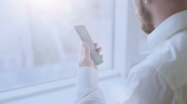 Genç işadamı arama ortak toplantı, başarılı kariyer, başlangıç atama