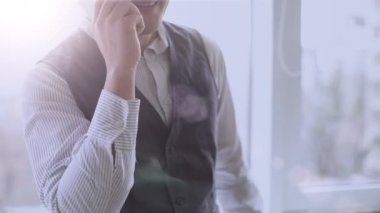 Başarılı başlangıç şirket patronu mutlu yüz, gülümseme ile telefonda konuşan adam