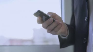 Meşgul adam smartphone, dokunmatik ekran kaydırma iş haber online kontrol